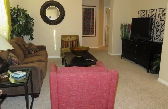 Springs 3 bed/2 bath w/ 2 car garage, Sleeps 8!