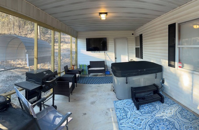 Springside Cottage in beautiful Eminence. Great outdoor space - NEW Hot tub!