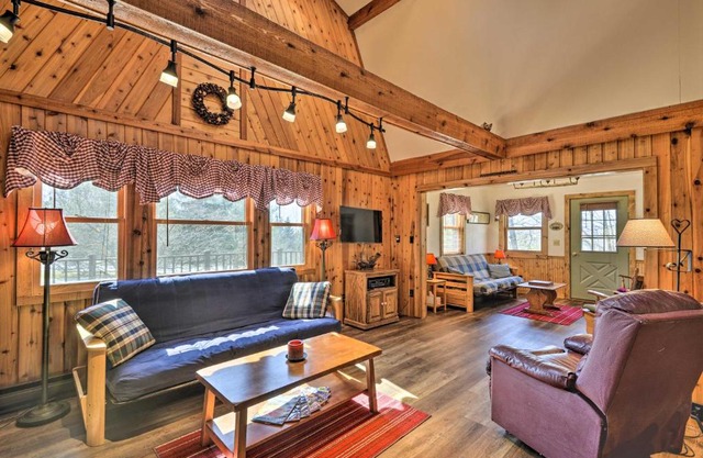 Springwater Cabin Near Hiking, Lakes, and Vineyards