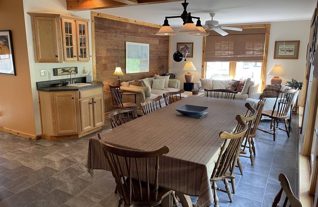Spruce Hill - Perfect for your team LARGE home sleeps 27, 1 mile to CDP