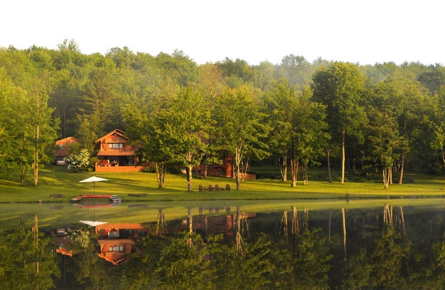 'Spruce Lake Farm' 56 Hektar großes Blockhaus-Anwesen am privaten 7 Hektar großen See in Catskills.