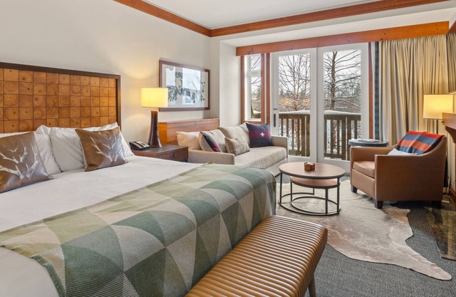 Spruce Peak Studio overlooking Village Ski In/Ski Out. Breweries, MTB, Hiking
