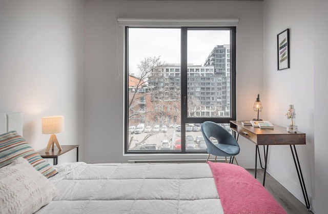 Square Victoria - Sleeps 6 - Indoor Parking