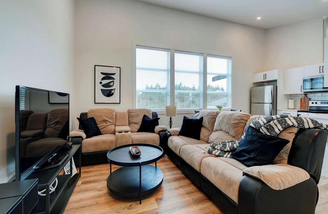 Squeaky clean brand new 2 bedroom close to major routes.