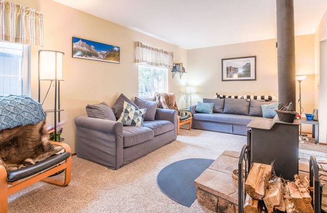 Squirrel Away-Pet Friendly, A/C & Lake Access!