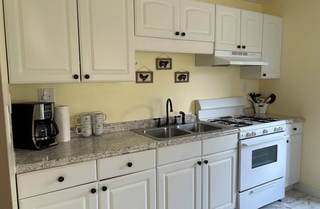 St Albans - Large 1 Bed 1 Bath entire home waiting for you. Quiet and Peaceful.