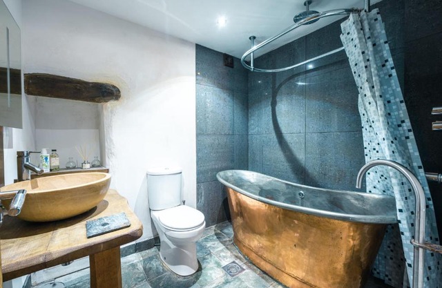 St Davids Hideaway with Roll-top Bath & Log Burner