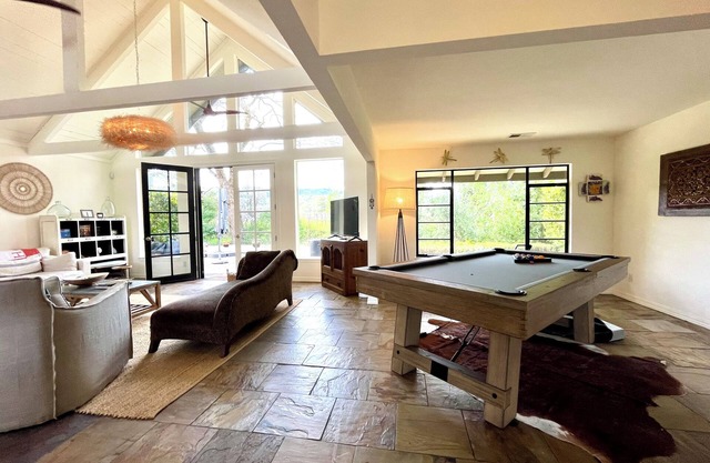 St. Helena home facing Spottswood Vinyard wood & walking distance to downtown