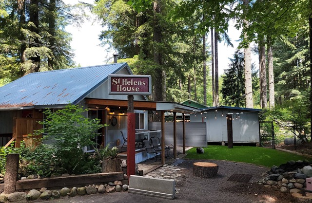 St. Helens House ~ Yale Lake/Mt St Helens Retreat.