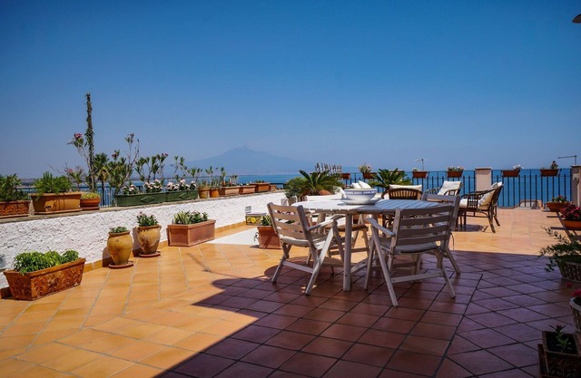 Impresionante vista sobre el volcán Etna en un pueblo con playas privadas