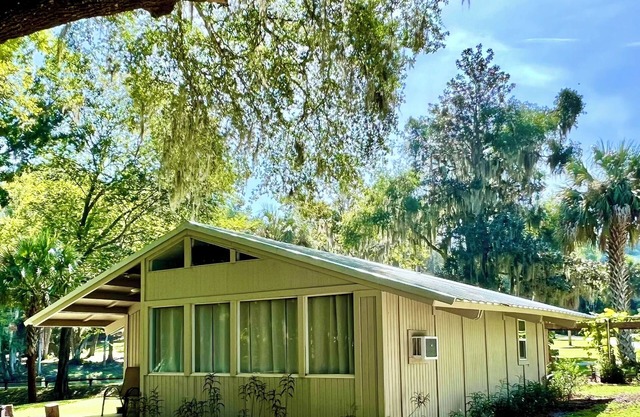 St. Johns River Cabin (Pet Friendly)
