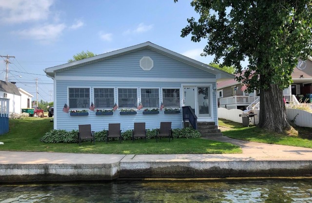 St. Lawrence Riverfront Cottage mit eigenem Dock