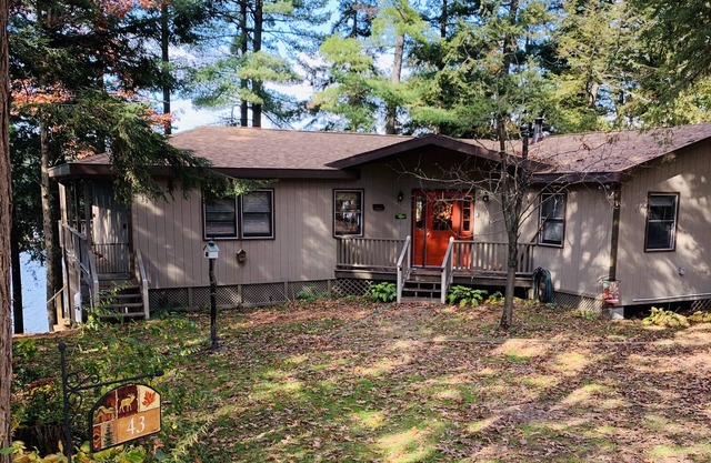 St. Lawrence Waterfront Cottage in Blind Bay