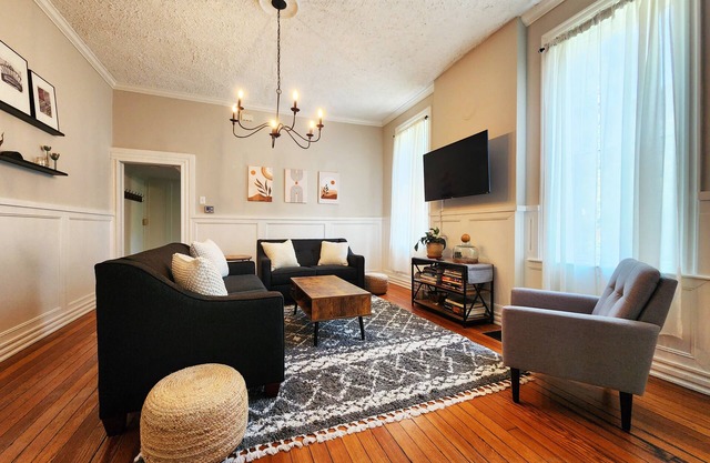 St. Louis Modern Retreat- sleeps 12-Family Friendly-Convenient Location