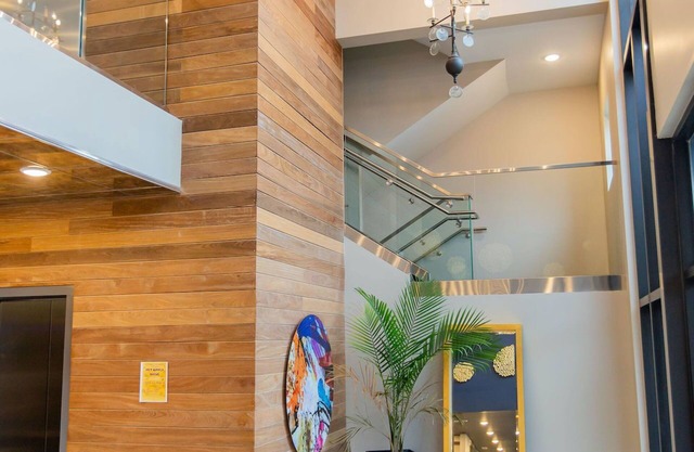 St. Louis | Sleek 2BD/2BA Forest Park Apartment