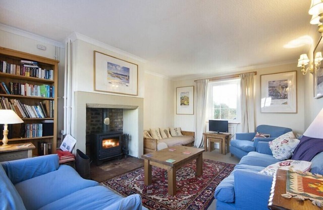 ST MARYS COTTAGES NO4, pet friendly in Low Newton-By-The-Sea