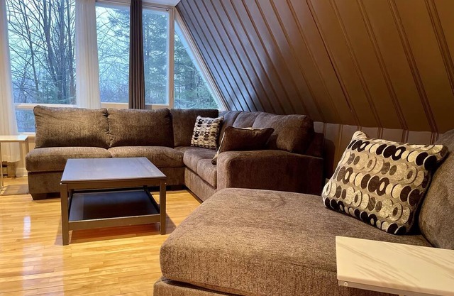 Cozy Chalet retreat, w/Fireplace & indoor sauna, mins from St Sauveur ski hills!
