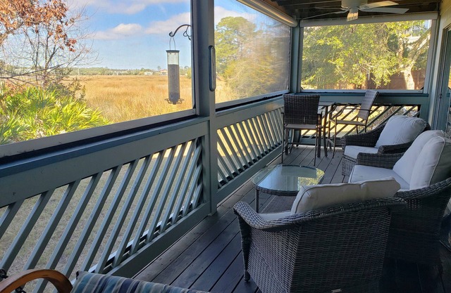 St. Simons Island Urlaub MARSHFRONT Condo mit herrlichem Blick, Pool, Teich. Strandnähe
