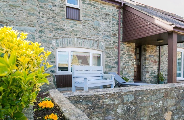 Stabal Penrhyn - an on the beach that sleeps 6 guests in 3 bedrooms