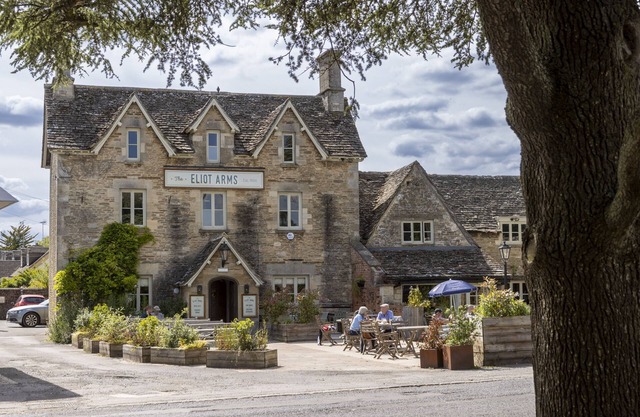 Stable Cottage, set within tranquil grounds is a delightful property is the ideal family retreat.