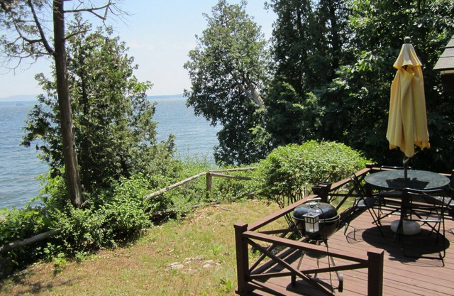 Nur wenige Schritte vom ruhigen Lake Champlain entfernt