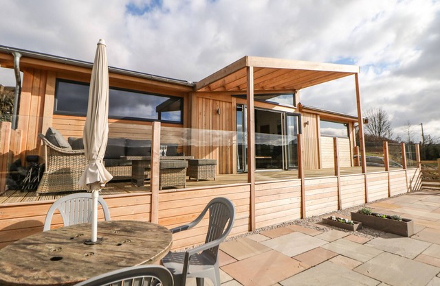 STABLES LODGE, pet friendly, character holiday cottage in Wingerworth