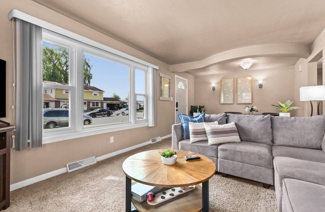 Stadium District walking distance, Tailgate Garage