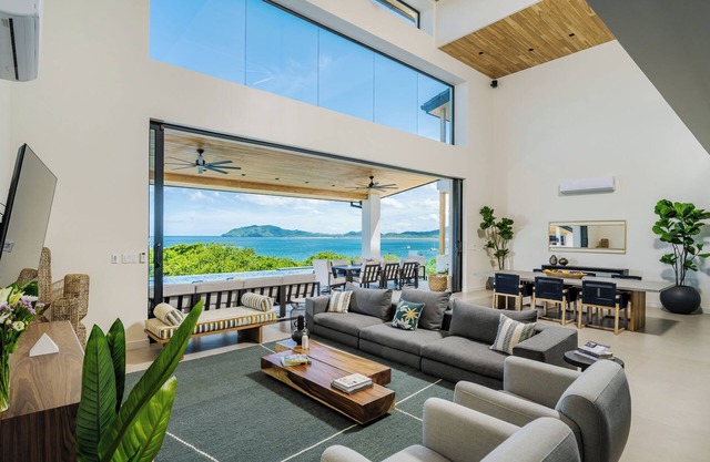 Staffed Luxury Oceanview Villa w/ golfcart, jacuzzi, infinity pool &breakfast