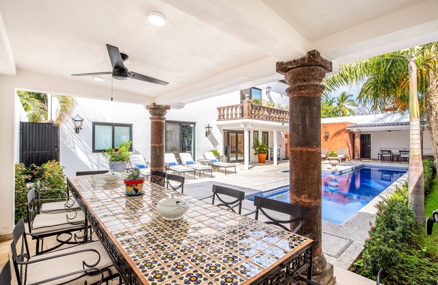 Staffed Luxury Villa, Central PV, 2 Pools, Fine Art & Breakfast Included!
