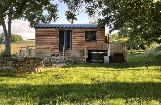 STAG LODGE POD, pet friendly, with hot tub in Llanfair Caereinion