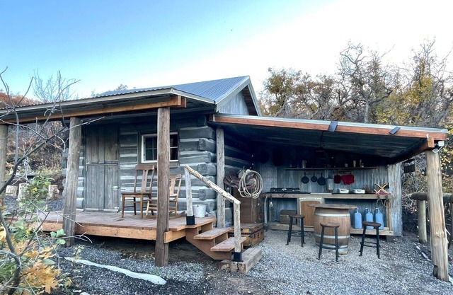 Stagecoach Cabin - antique western charm