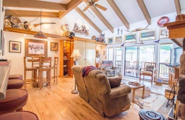 Schöne 1 Schlafzimmer Wohnung mit fabelhaften Aussichten auf Ruidoso und Sierra Blanca!