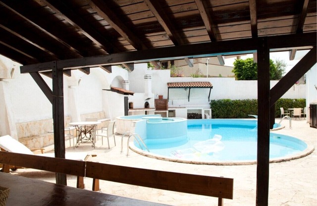 TREPPENHAUS PRESTIGIOUS VILLA MIT 11 BETTEN, POOL, 250m Strand