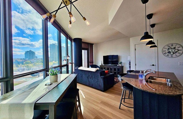 Stampede Heart of Calgary Luxury 1 bedroom apartment Parking included