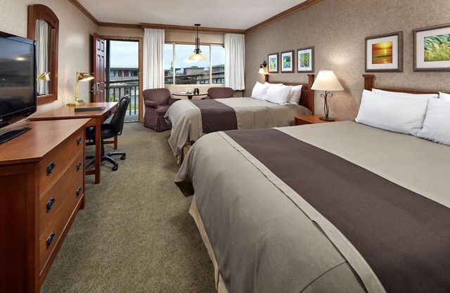 Standard 2 Queens Room w/ Easy Access to Highway 101