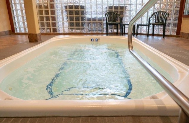 Standard King Room in Banff with Air-Conditioning