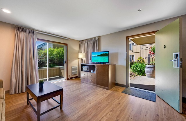 Standard King Room with Ocean View