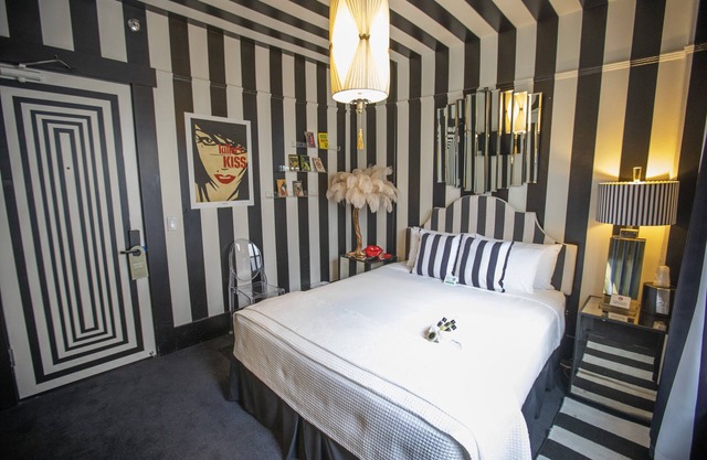 Standard-Queen-Ensuite