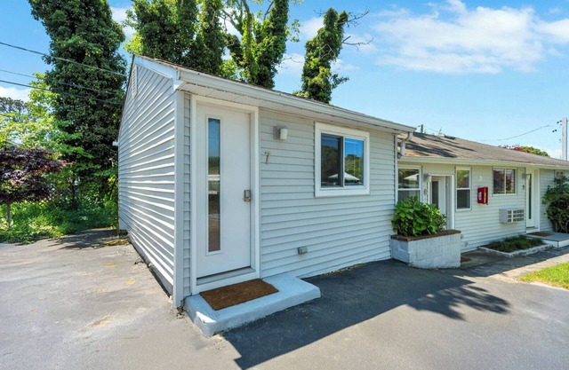Standard Room in Boutique Hotel, the Heart of Hampton Bays, Waterfront...
