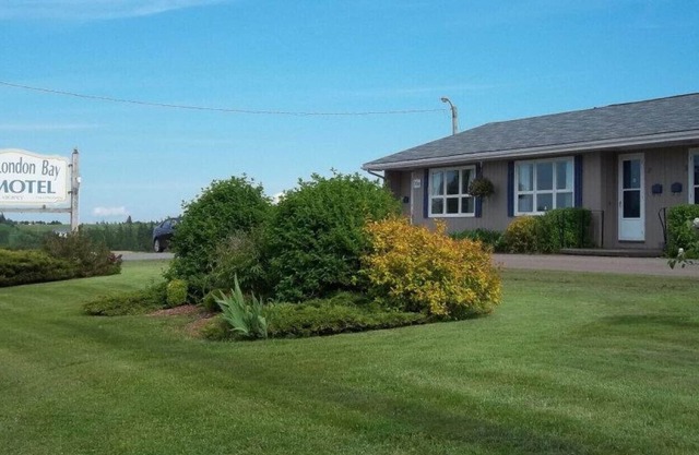 New London Bay Motel - Apartments und Zimmer in malerischer Lage - New London Bay Motel - 2 Doppelbetten mit Patio Nr. 11