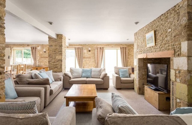Un 6 habitaciones, 5 baños / showeroom Converted Cotswold Barn que tiene capacidad para 12 personas más 2.