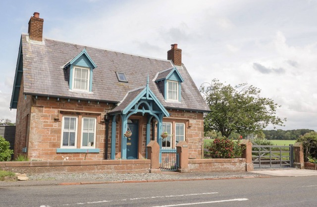 STAPLETON TOLL, pet friendly, luxury holiday cottage in Annan