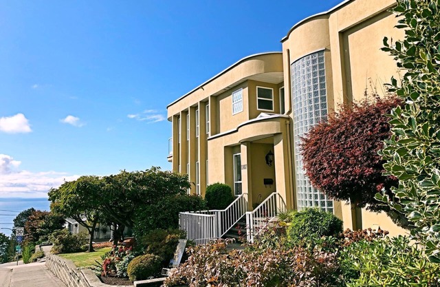 Family suites with private entrance and parking, 5 minutes walk to the beach!