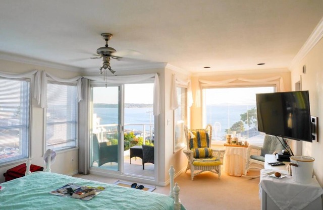 Star of the sea Guest house, Sea Forever King size bed with ocean view balcony!