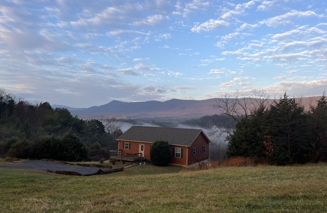 Cozy 2BR Riverfront Cabin w / Gorgeous Views, Whirlpool, auf 47 Hektar