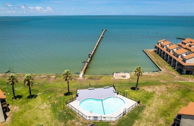 Starfish Cove- Amazing Bayfront Condo! Short Term and Long-Term Rentals