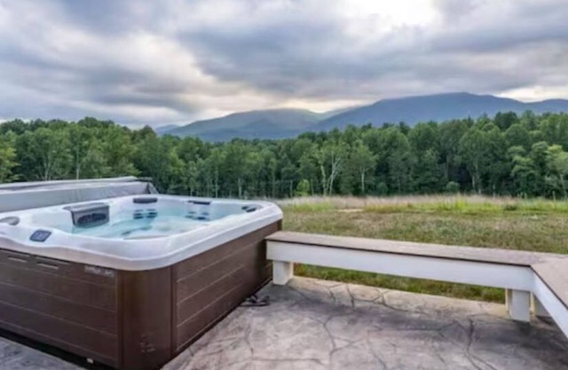 Stargaze on 12 Acres: Hot Tub 55"TV Fire Pit Grill