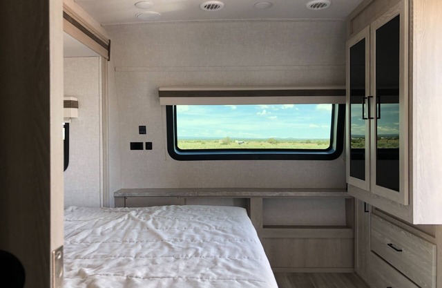 Stargazing Luxury Solar RV with mountain views! 30 mins to Grand Canyon.