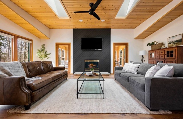 Starkhaus: Modern Cabin, Walking Distance to DT SB