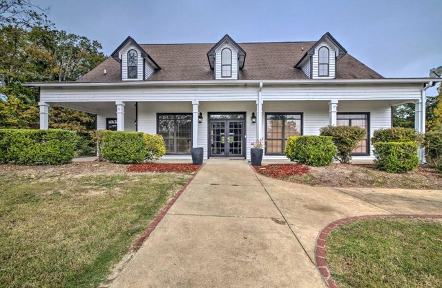 Starkvegas Clubhouse about 2 Mi to MSU Campus!
